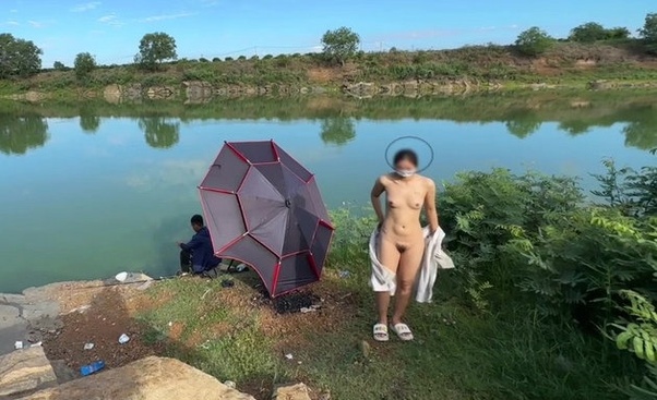 Bé Yêu Ngoan Ngoãn Phơi Thân Dâm Đãng Bên Hồ Cá, Bất Chấp Anh Chàng Cần Thủ Đang Quan Sát