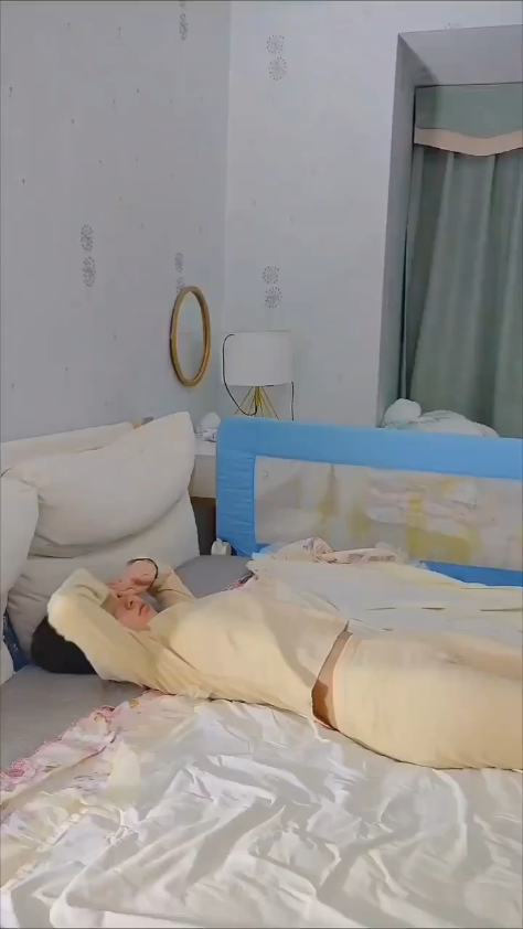 Bị kéo dậy giữa giấc ngủ vẫn ướt át đòi địt mạnh.