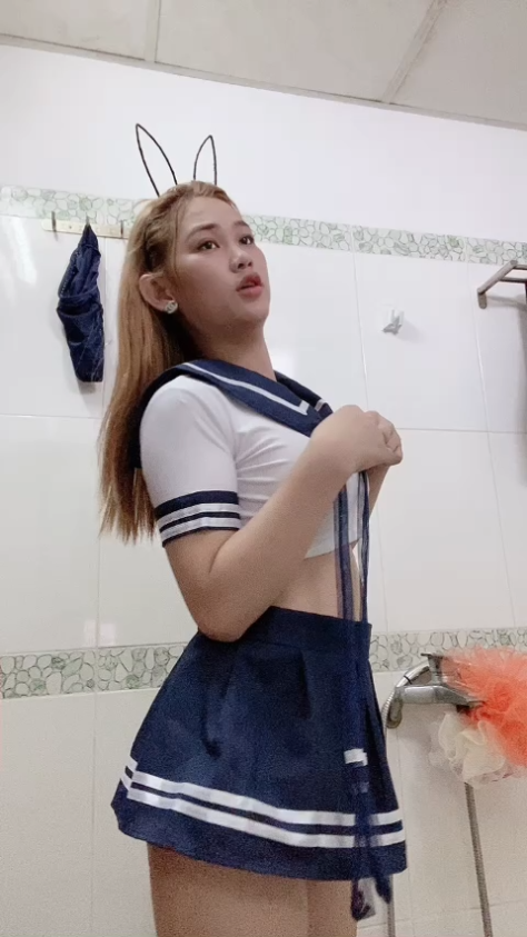 Cô nàng cosplay Sailor Moon gợi cảm tắm mình và thủ dâm cuồng nhiệt trong căn phòng tắm nóng bỏng