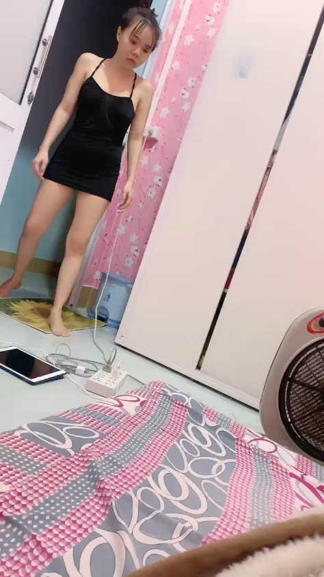 Diễn Viên Cực Phẩm Live Sexy Với Chiếc Váy Đen Hai Dây Siêu Khiêu Dâm