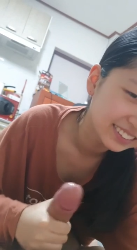 Em gái trẻ trung bú cu ngon lành